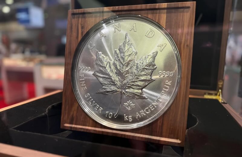 Royal Canadian Mint 10 kg Maple Leaf Silver Coin